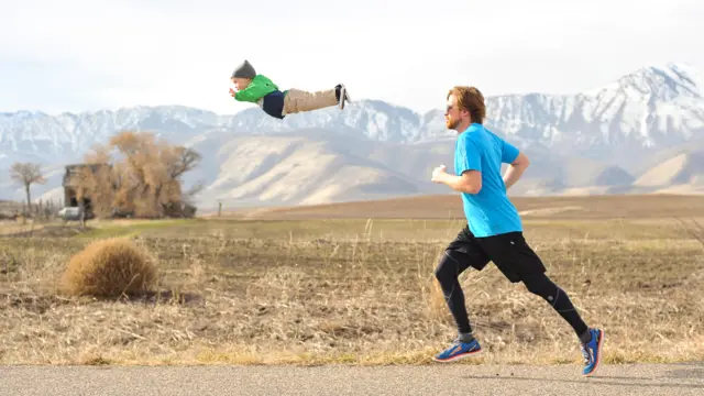Wil en el aire frente a su padre Alan trotando