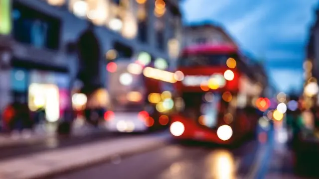 Bus malam di London beroperasi setelah tengah malam.