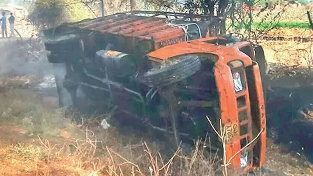 हिंसा के दौरान वाहनों को भी निशाना बनाया गया