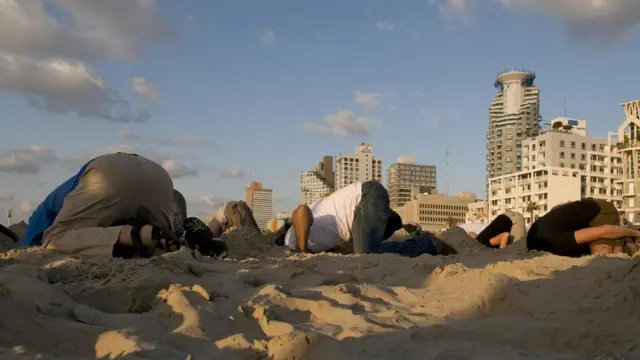 صورة تعبيرية لبعض الناس وهم يحاولون دفن رؤوسهم في الرمال