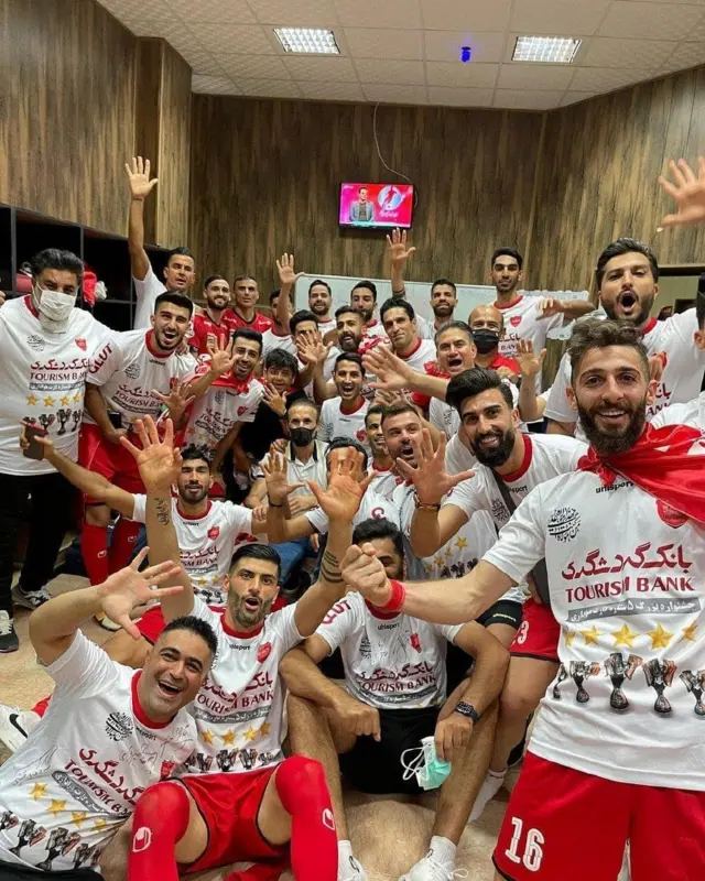 شادی بازیکن تیم پرسپولیس با پیراهن قهرمانی در رختکن