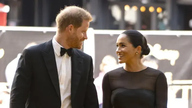 Príncipe Harry e Meghan Markle se olham