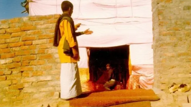 मस्जिद के मलवे पर एक अस्थायी मंदिर बना दिया गया था. मूर्तियाँ वापस प्रतिष्ठित कर दी गई थीं.