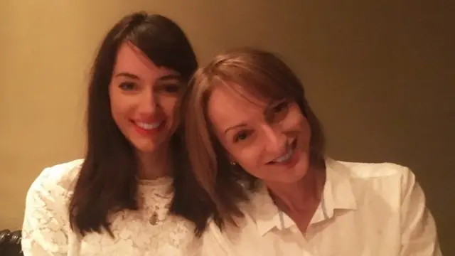 راشل پس از مرگ مادرش شبکهٔ سوگواری را به راه انداخته است