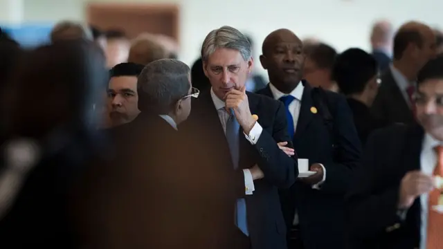 Chancellor Philip Hammond en pleine discussion avec un délégué