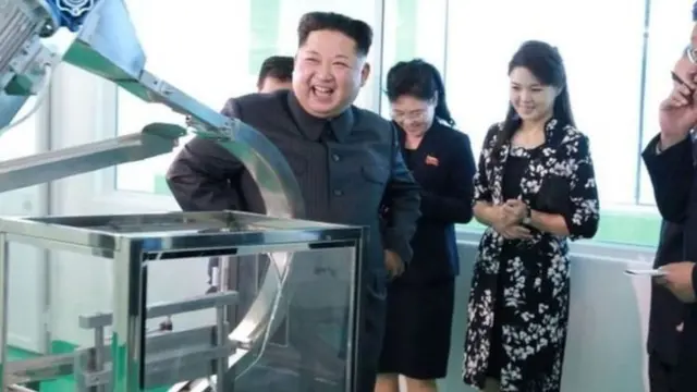 அழகுசாதனம் தயாரிக்கும் தொழிற்சாலையில் கிம்