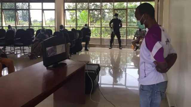 Umwe mu baregwa imbere y'insakazamashusho arebana n'abashinjacyaha n'abacamanza