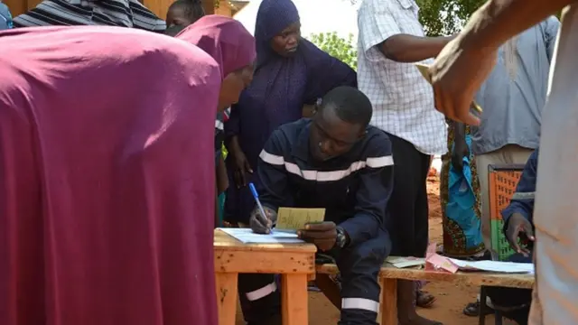 Jami'an kashe gobara na taimakawa domin rajistar wadanda ambaliyar ruwan ta shafa a wani gar da ke kusa da Yamai, babban birnin Nijar.