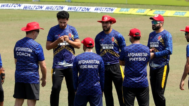 Pastki qismga tasma bilan urish