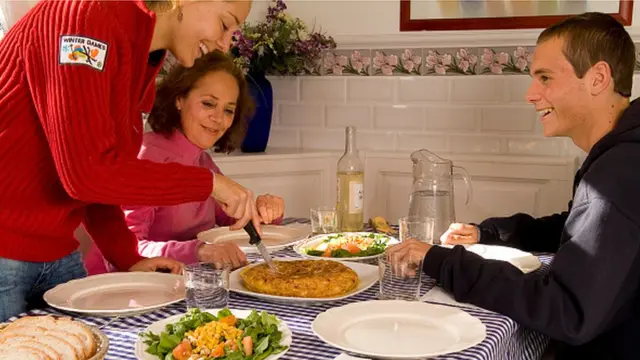 ودن با نزدیکان و دوستانی که از معاشرت با آنها لذت می‌بریم باعث ایجاد حس خوشحالی می‌شود