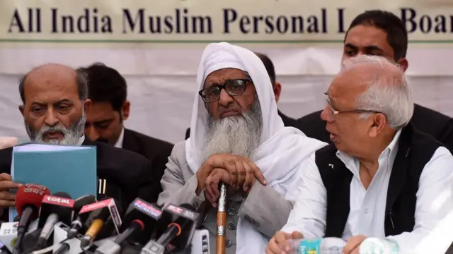 রায় ঘোষণার পর সাংবাদিক সম্মেলনে অল ইন্ডিয়া মুসলিম পার্সোনাল ল বোর্ডের সদস্যরা