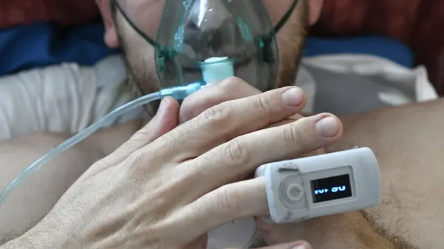 Пациент с пульсоксиметром