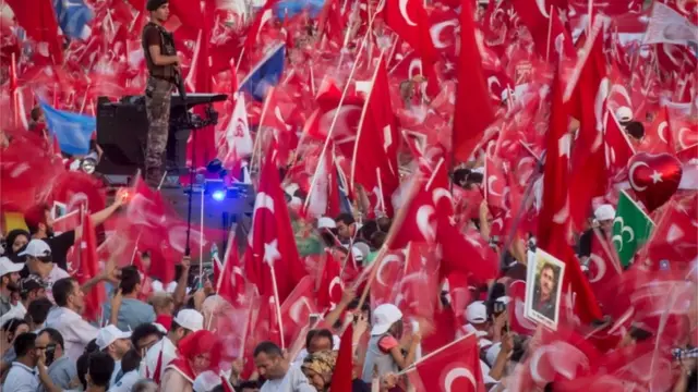 جموع على جسر الشهداء في ذكرى محاولة الانقلاب