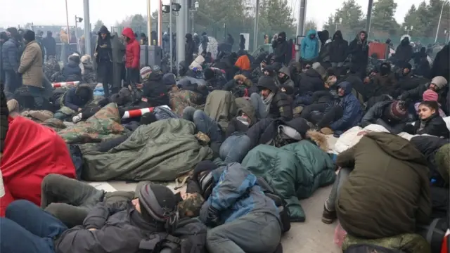 صدها پناهجو در هوای زیر صفر در برابر ایستگاه مرزی لهستان منتظر ورود به اتحادیه اروپا هستند.