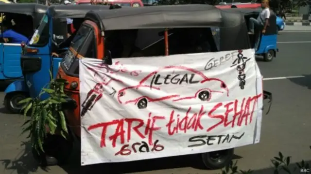 Bajaj pun ikut melakukan penolakan terhadap taksi berbasis aplikasi online.