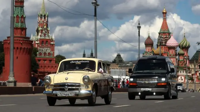 Автомобиль "Москвич 407" во время ралли классических автомобилей "ГУМ-Авторалли