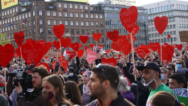 ਡੈਨਮਾਰਕ ਦੀ ਰਾਜਧਾਨੀ ਕੋਪਨਹੈਗਨ ਵਿੱਚ ਸੀਰੀਅਨ ਰਿਫ਼ੀਊਜੀਆਂ ਨੂੰ ਡੀਪੋਰਟ ਕਰਨ ਦੇ ਫ਼ੈਸਲੇ ਖ਼ਿਲਾਫ਼ ਪ੍ਰਦਰਸ਼ਨ ਕਰਦੇ ਲੋਕ