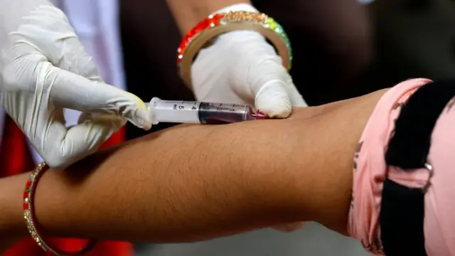 Au début de la pandémie, les médecins ont commencé à remarquer des tendances entre certains groupes sanguins de patients et la gravité de la maladie