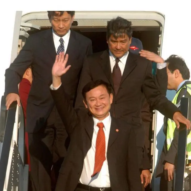 อดีตนายกฯทักษิณเดินทางถึงลอนดอนในเดือนกันยายน 2549 หนึ่งวันหลังจากมีข่าวรัฐประหารโค่นล้มรัฐบาลของเขา