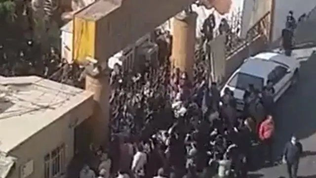 دانشجویان دانشگاه الزهرا با شعار «زن، زندگی، آزادی» قصد داشتند از دانشگاه خارج شوند که جمعیت قابل توجهی از مردان وابسته به حکومت به آنها اجازه خروج از دانشگاه ندادند