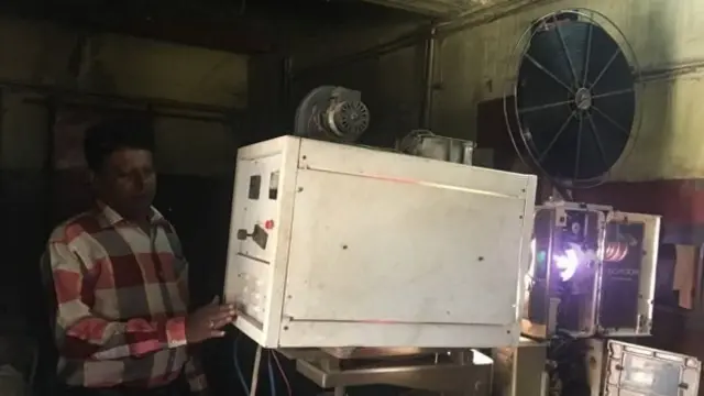 திரைப்படச் சுருள் மூலம் திரையிடல்