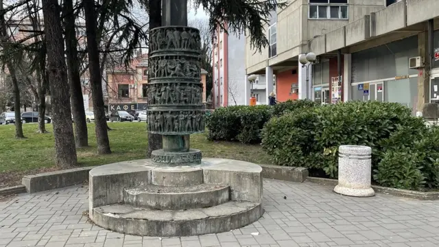 Стуб са мотивима Црвеног барјака налази се испред некадашњег Дома самоуправљача
