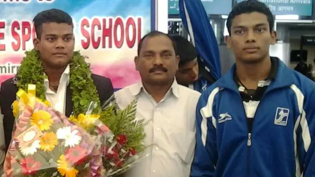 కుమారులు రాహుల్, వరుణ్లతో మధు