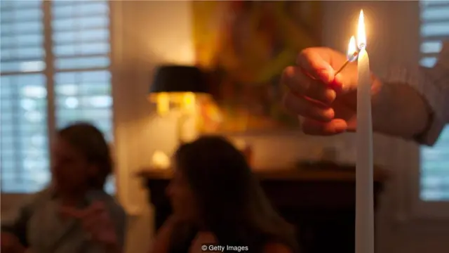 光線抑制了褪黑激素，令身體變得機警，所以在夜晚用蠟燭取代明亮的燈光，也許能讓我們睡得更好(Credit: Getty Images)