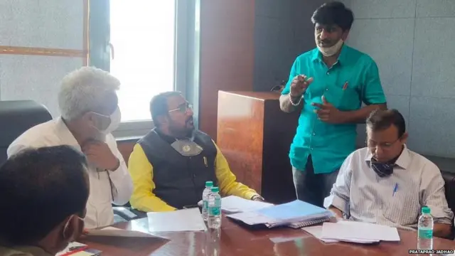 पंजाब डख कृषीमंत्री दादा भुसे यांच्याशी चर्चा करताना.