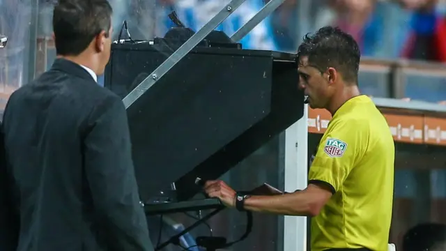 Andrés Cunha revisa las imágenes del VAR.