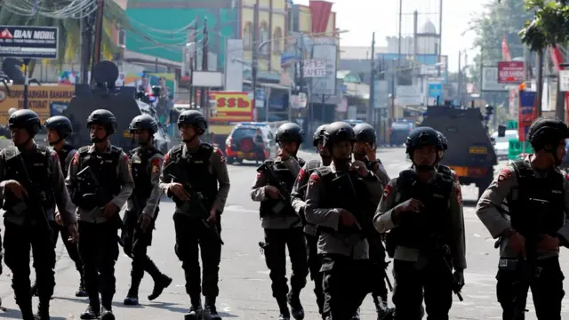 Polisi berjaga-jaga di seputar Mako Brimob.