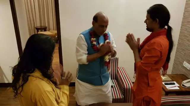 राजनाथ सिंह के साथ आनंद गिरी