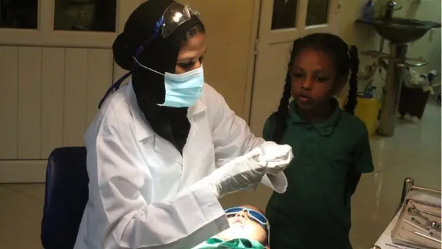 Un niño se apresta a recibir tratamiento para la caries.
