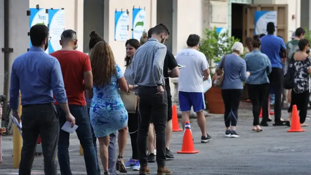 طابور من الناخبين خارج مركز اقتراع