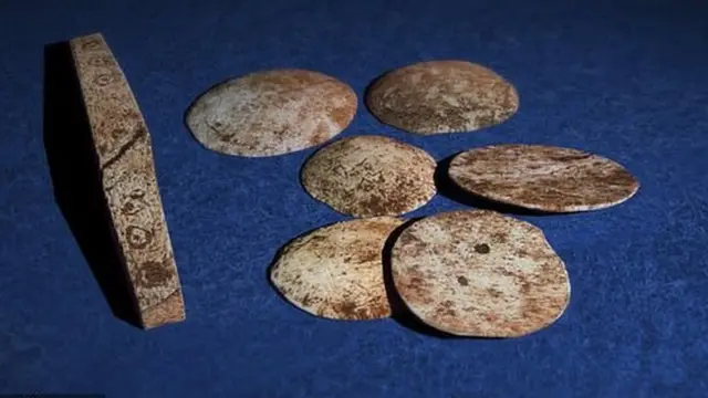 "Кубик" и игральные фишки из римской игры