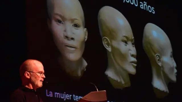 James Chatters junto a una ilustración del rostro de Naia