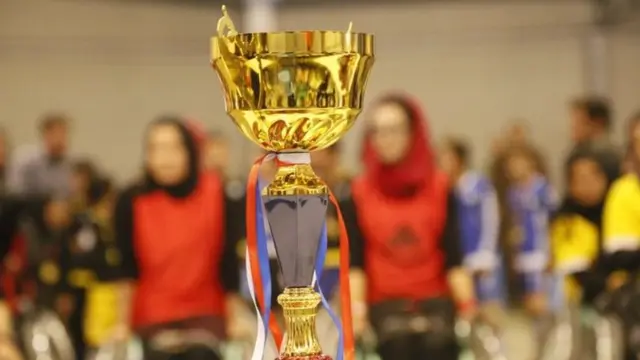 دخترانی که اغلب قربانیان جنگ هستند، برای صلح و همدلی ورزش میکنند.