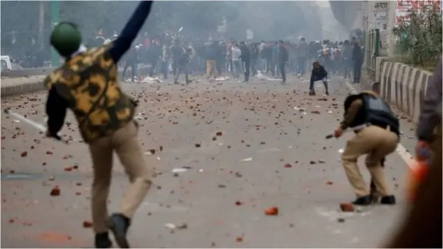 పోలీసులు, నిరసనకారులు