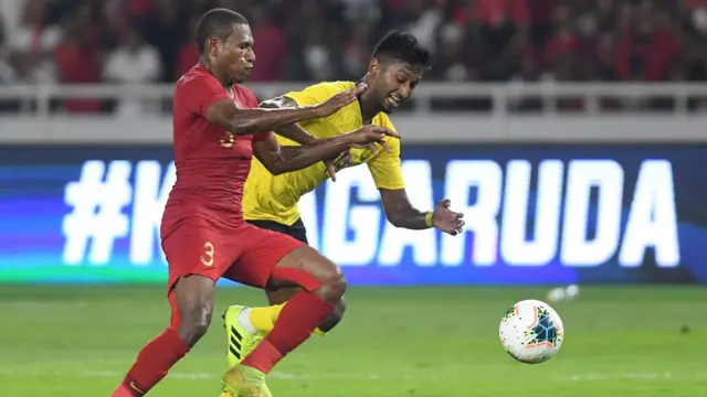 Pesepak bola timnas Malaysia Mohamed Syamer Kutty (kanan) berusaha melewati hadangan pesepak bola timnas Indonesia Yustinus Paew (kiri) saat pertandingan kualifikasi Piala Dunia 2022 Grup G Zona Asia di Stadion Gelora Bung Karno (GBK), Kamis (05/09/2019)