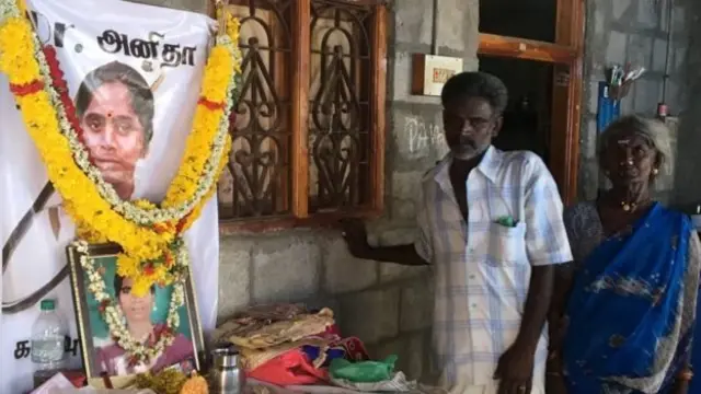 அனிதாவின் தந்தை மற்றும் பாட்டி