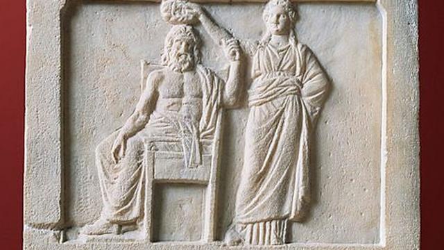 Bajorrelieve que muestra a la democracia coronando a Demos, el pueblo de Atenas. 336 a. C. (Museo Agora, Atenas, Grecia).