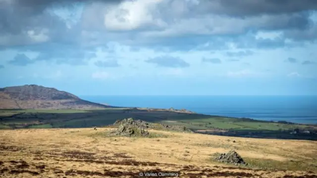 اما رد پای دوران نوسنگی در این ناحیه در مناطق دورتر نظیر ولز هم دیده می‌شود