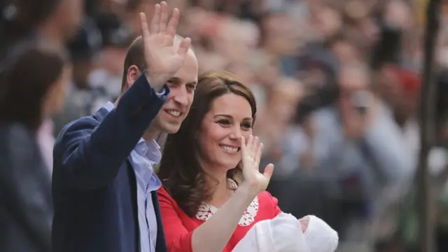 નવજાત શિશુ સાથે પ્રિન્સ વિલિયમ તથા કેટ