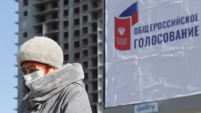 Многомиллионные контракты на агитацию за участие в голосовании регионы заключает даже несмотря на то, что новая дата плебисцита еще не была назначена. На фото: жительница Новосибирска