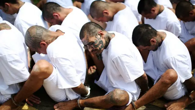 مجموعة من أفراد عصابة مارا سالفاتروتشا في دولة السلفادور