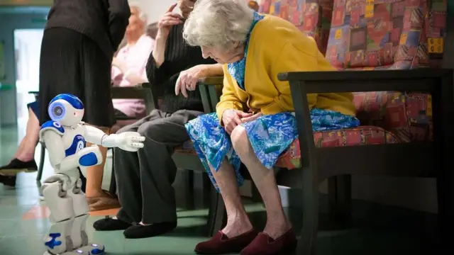 Diverses nouvelles technologies - y compris des robots - ont été développées pour aider les gens à bien vieillir