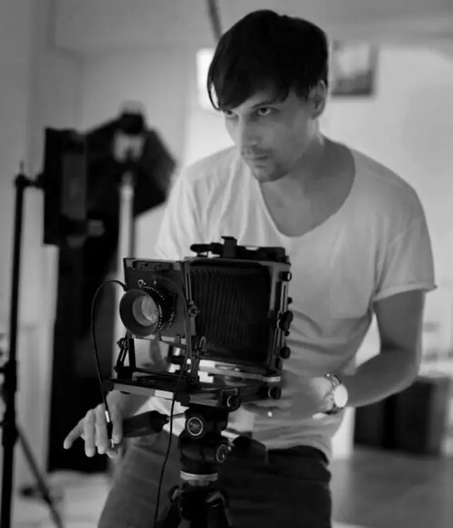 팀 프랑코가 카메라로 사진 촬영을 하는 모습