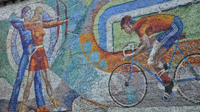 Великі мозаїчні панно зі спортивними сюжетами на території спорткомплексу "СКА" у Львові. Автори - солдати із мистецькою освітою з військової частини.