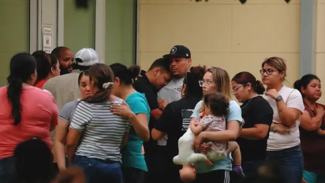 टेक्सस के स्कूल में हुई गोलीबारी से हताहत हुए लोगों के परिजन