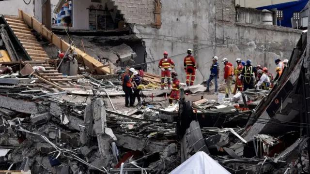 Rescatistas trabajan entre los escombros tras el terremoto del 19 de septiembre de 2017.